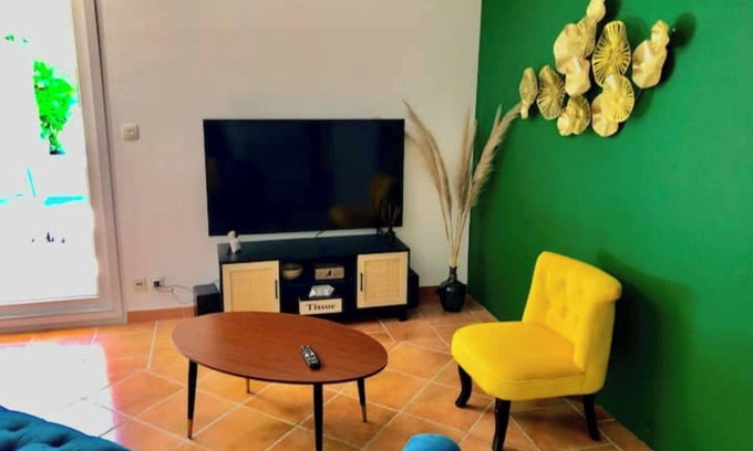 Roussillon House | Domaine plan des Devens: 4* T3 Roussillon gîte with shared pool