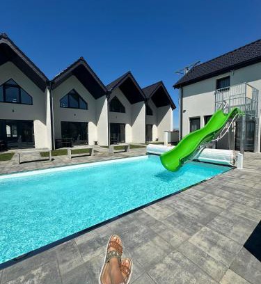 Trzesacz House | Domki Aurora klimatyzowane, z podgrzewanym basenem i zjeżdżalnią wodną