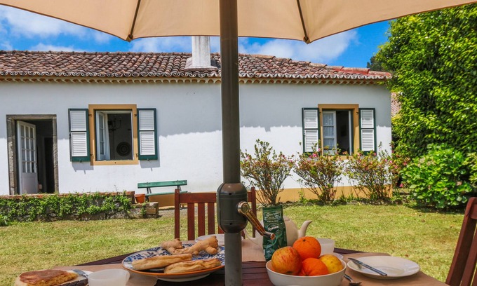 Furnas House | Domus Adepta Family w/ Garden