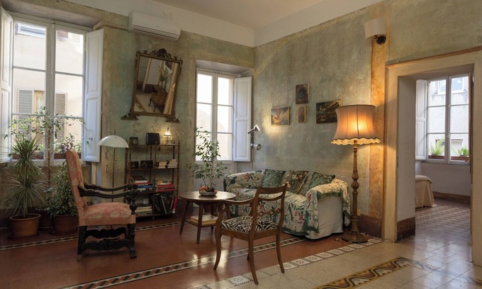 Esquilino Apartment | DOMUS PICTA . GET INTO THE GROOVES OF ANCIENT ROME , right in the center !