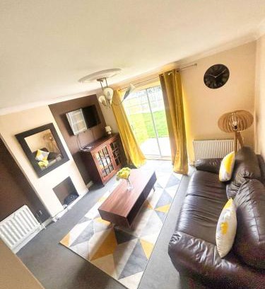 Kirk Sandall House | Doncaster - Hatfield - 2 Bed Semi - Private Garden & Parking 2 Cars - Quiet Cul De Sac Location - Dog Friendly - Fast Wifi - Close to Motorway Access