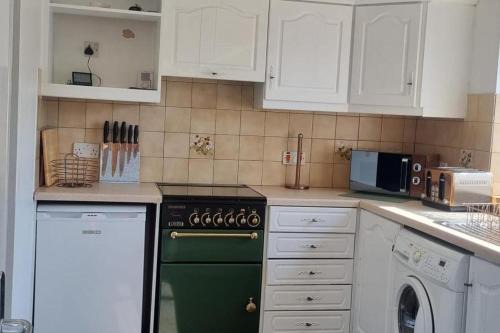Doncaster House | Doncaster-House-Sleeps8-Parking-Garden