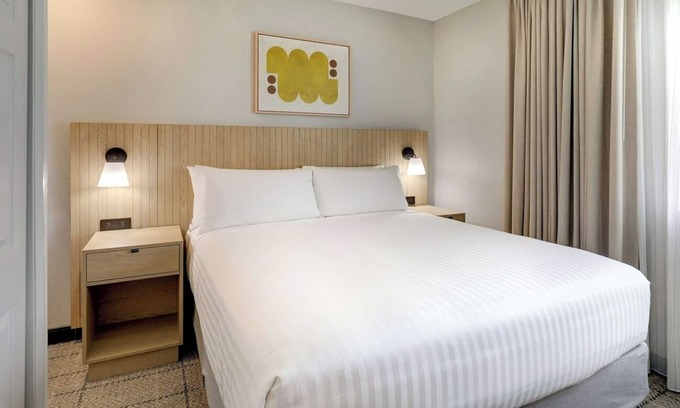 Doral Hotel | Doral Escape | Pool, BBQ, Gym, Pet-Friendly, Free Airport Shuttle