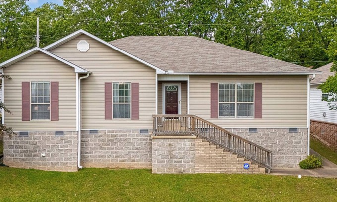 Sherwood House | Double Diamond Rentals- Charming 3BR Near AFB & LR