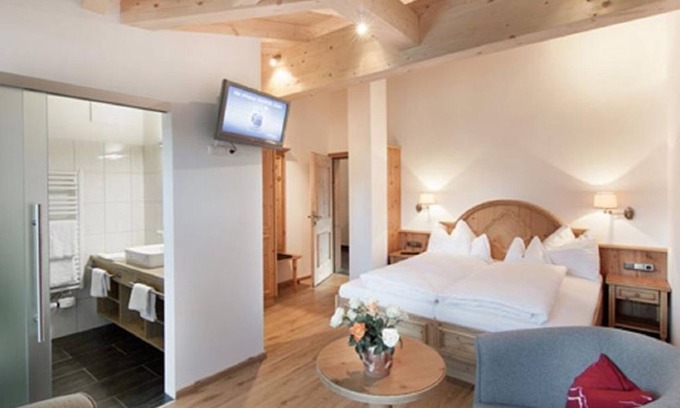 Ellmau House | Double room in country house, shower, toilet, balcony - Landhotel Föhrenhof
