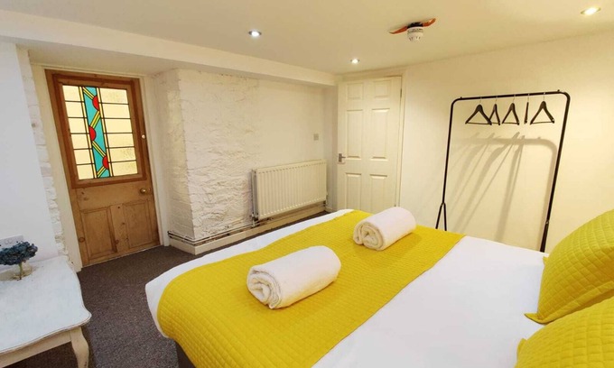 Loughor Apartment | Double room, Kitchen, Livingroom & Private Parking