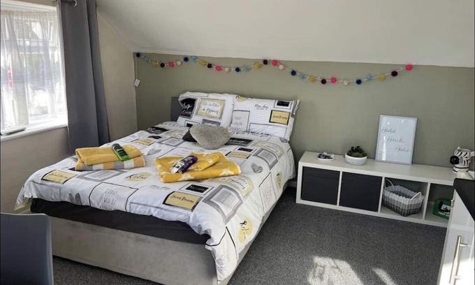 Mawneys House | Double room with a small kitchen