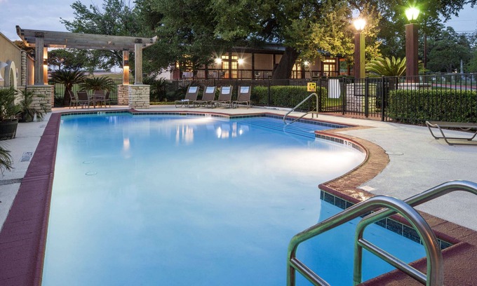 Swede Hill Hotel | DoubleTree by Hilton Austin - University Area