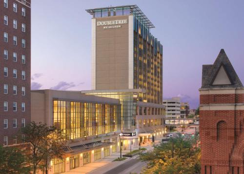 Cedar Rapids - Iowa City Hotel | DoubleTree by Hilton Hotel Cedar Rapids Convention Complex