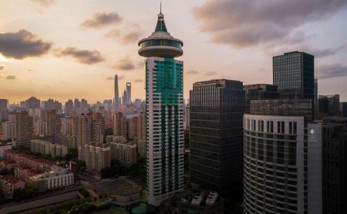 Pudong Hotel | DoubleTree by Hilton Shanghai Pudong - Present welcome cookie