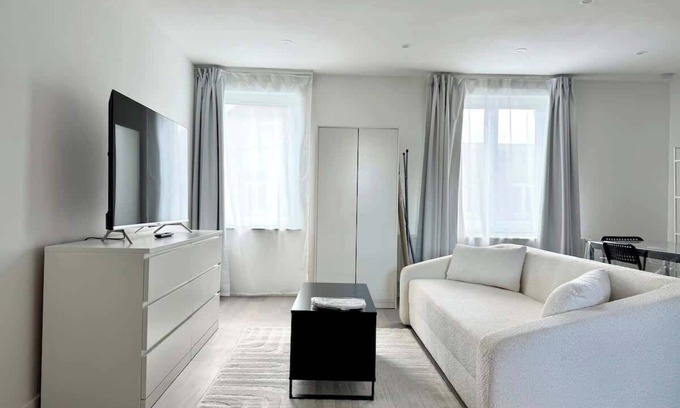 Jette Apartment | Doux nid perche avec vue magique sur la Ville