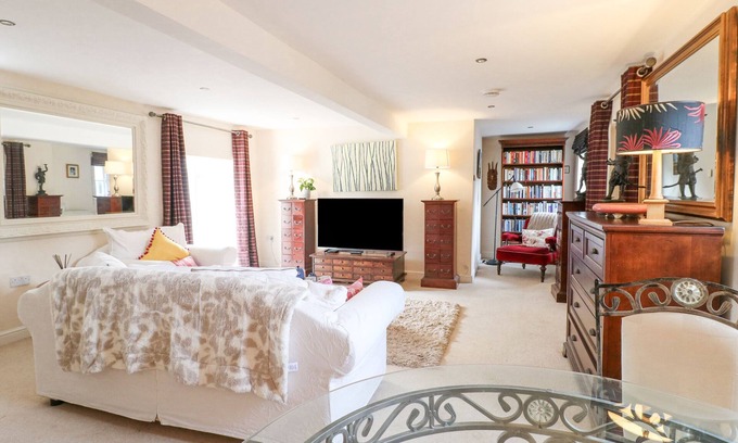 Ashbourne House | DOVECOTE COTTAGE, pet friendly, with a garden in Ashbourne