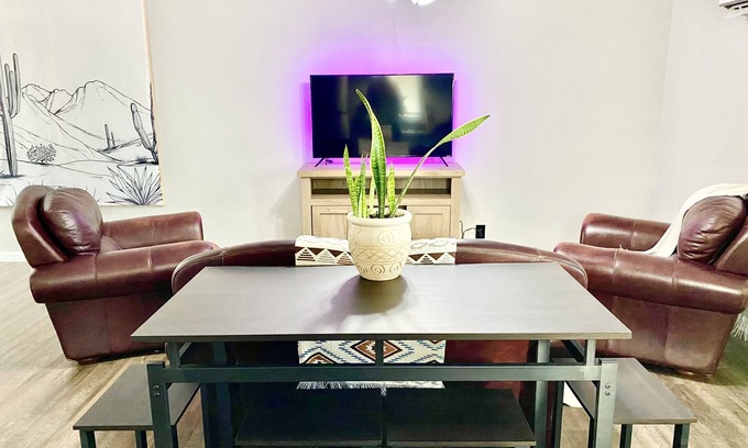 Clarksville Apartment | Downton Westrn Condo/50” TV~250mb WiFi/30%EXTEN’d Stay Discount