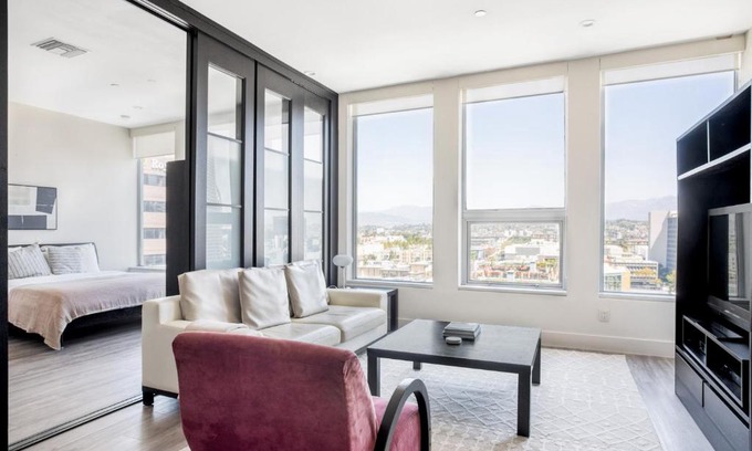 City West Apartment | Downtown 2br w pool gym wd nr Convention Center LAX-1040