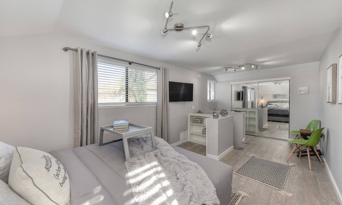Central Sacramento House | Downtown ALHAMBRA HOUSE Walk to ALL J Street & Midtown Back Yard Grill Parking
