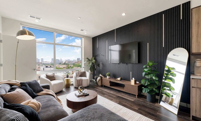 Pulaski Park Apartment | Downtown Chicago Retreat 2BD/2BA Views+Gym+Rooftop