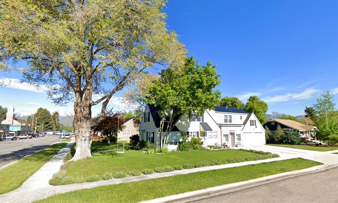 Heber House | Downtown Colonial & Bungalow | Lg Groups | 7br, 5ba | Arctic Spa | Fire Pits | Pets ok | Sleeps 23