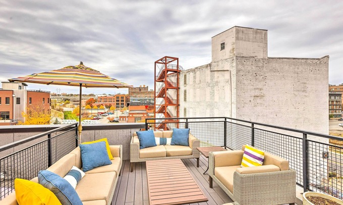 Southeast Omaha Condo | Downtown Condo w/Rooftop Patio & City Views!