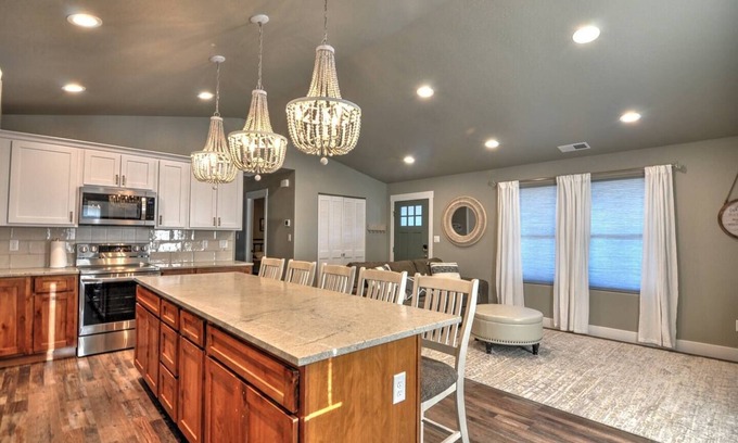 Grand Junction House | Downtown Cottage on White w/private HOT TUB