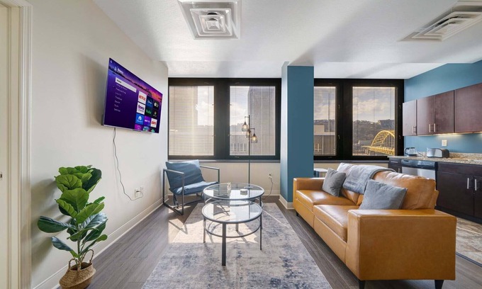 Downtown Pittsburgh Apartment | Downtown Cozy Chic | Walk Everywhere | 24/7 Valet Gym Terrace Roku