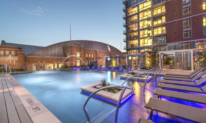 Uptown Condo | Downtown Dallas Apt w/View-walking distance to AAC+Free Parking+ Pool+Wifi