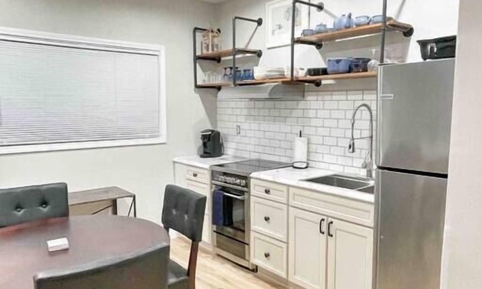 Decatur House | Downtown Decatur Pet-Friendly Suite