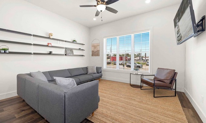 Rogers House | Downtown Flash-1/2 mi to Rogers Square-Sleeps 12!