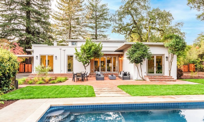 Healdsburg House | Downtown Healdsburg Retreat — Walk to Plaza, Pool, and Timeless Charm