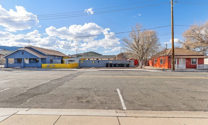 Williams House | Downtown Historic Hideaway w/3 Adjacent Homes w/Fenced Yards, AC, W/D, Fast WiFi