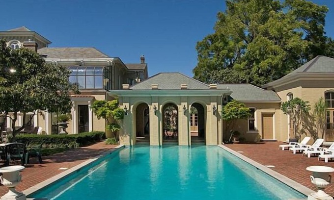 Historic Edgefield House | Downtown Historic Mansion: Pool, Park, Ponds and much more!