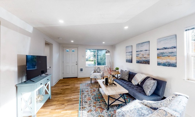 Eugene House | Downtown home base with W/D & deck - walk to University of Oregon & dog-friendly