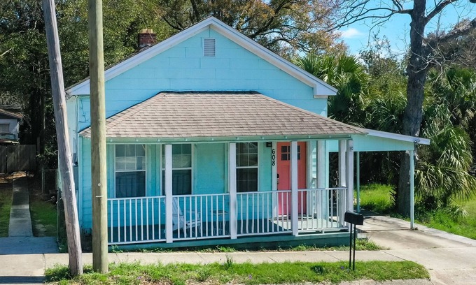 East Hill House | Downtown Home Close to it All-With Bikes!