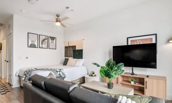 Neartown Condo | Downtown Houston | Studio | Shared Pool & Gym