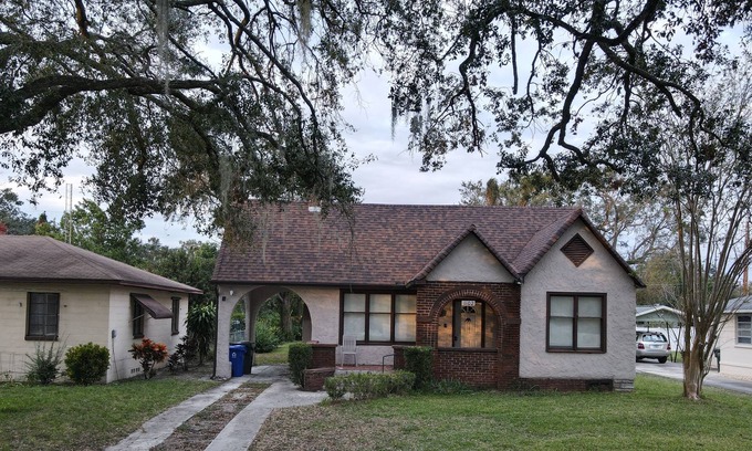 Lakeland House | Downtown Lakeland Chateau
