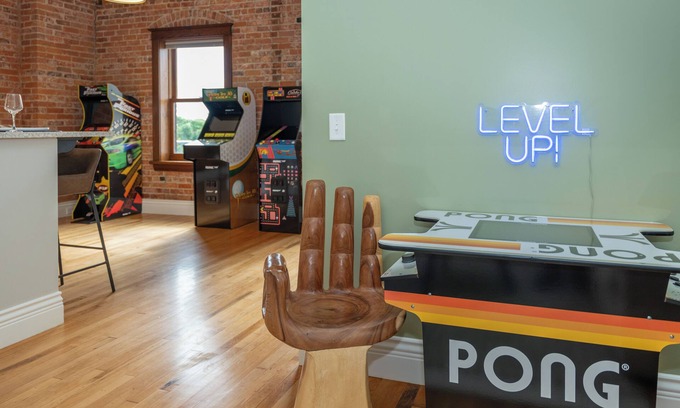 Central Business District Apartment | Downtown Luxury Loft ,13-Ft Ceilings, Walkable