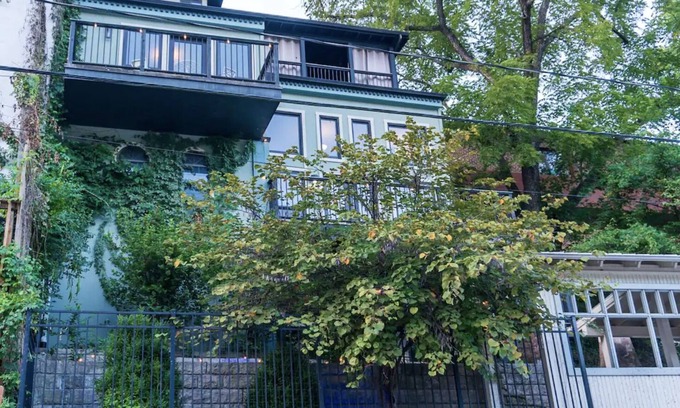 Eureka Springs Historic District Condo | Downtown luxury, full amenities with parking