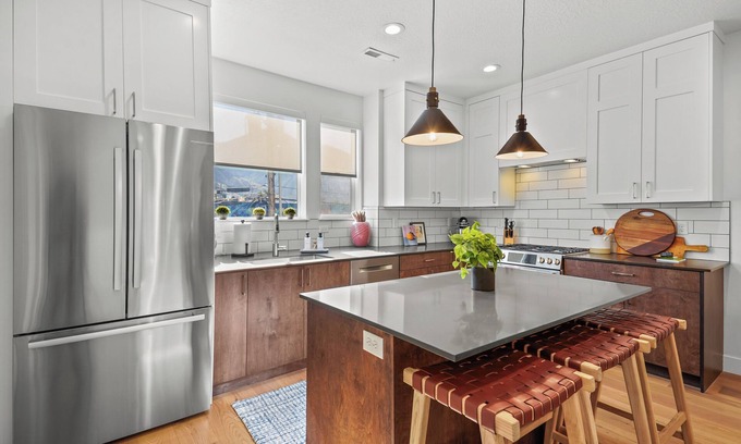 Joaquin House | Downtown Modern 3-Bed Townhome with Bright, Upgraded Interiors & Books to read