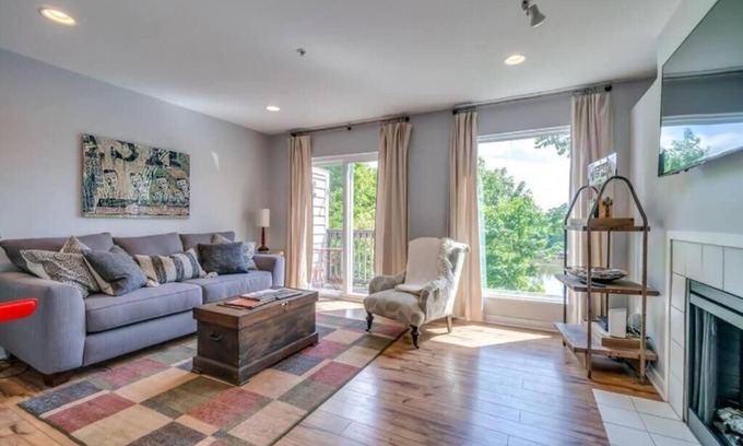 North Capitol Condo | Downtown Nashville Haven - River Views & City Vibes FREE PARKING