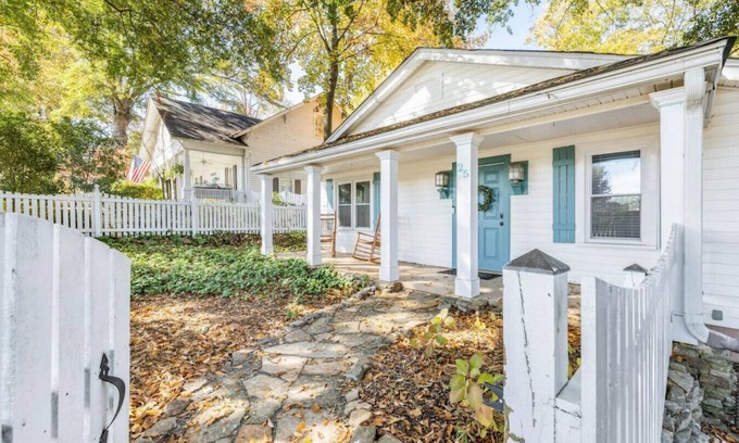 Buford Cottage | Downtown, Near Train, Shops & Eats, Thanksgiving