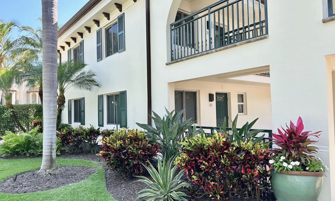 Old Naples Condo | Downtown "old" Naples, walking distance to beach, restaurants & shops
