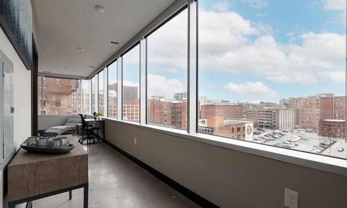 Downtown Kansas City Apartment | Downtown Penthouse Studio King Bed Amazing Views