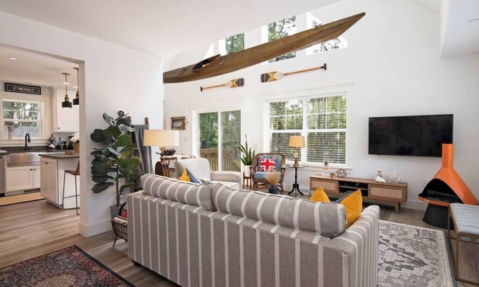 St. Michaels House | Downtown Retreat with Bikes, Fire Pit & Kayaks