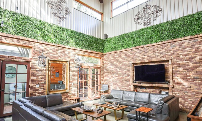 Logan Heights House | Downtown Retreats * Bamboo Loft * 3 houses *5 cars