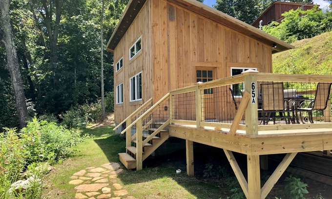 Waynesville House | ★ Downtown Rustic Mid-Century Cottage w/views ★