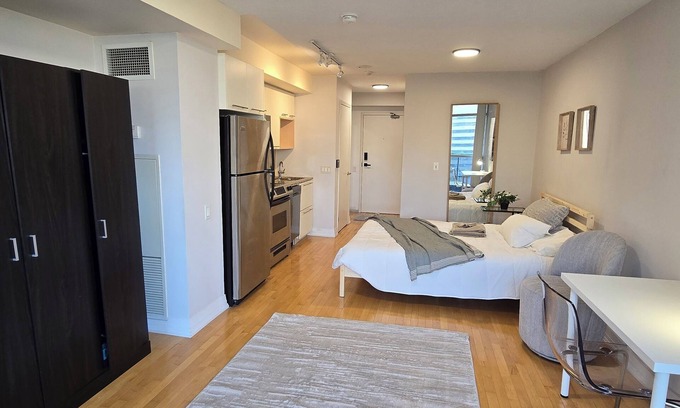 Church and Wellesley Condo | Downtown Toronto Condo | WiFi, Gym & Pool – Steps to Subway & Eaton Centre
