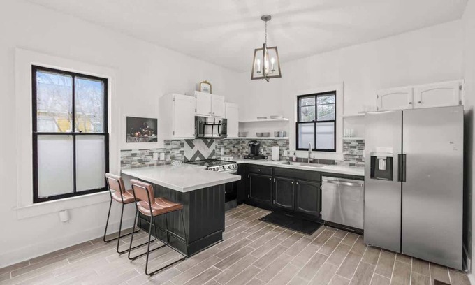Columbia House | Downtown, USC, King, 3 TVs, Fast Wi-Fi, Pets