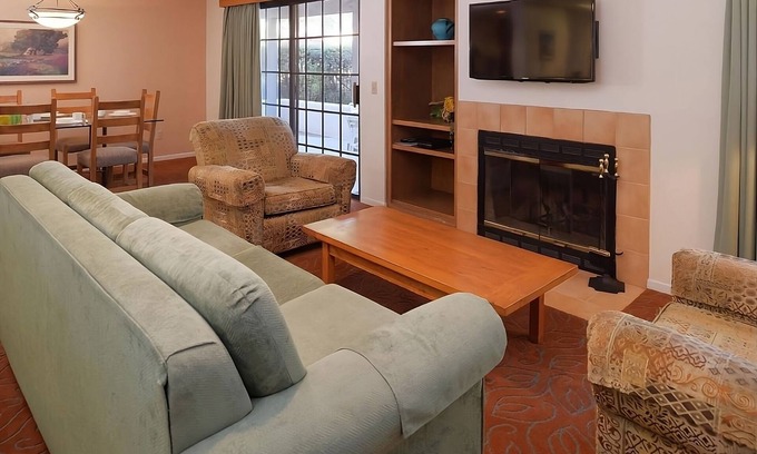 San Diego Country Estates Hotel | Downtown Vacation! Four Great Units, Pool, Parking, Near Mt. Woodson Golf Club