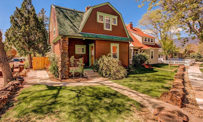 Central Colorado Springs House | DOWNTOWN VICTORIAN WITH HOT TUB!