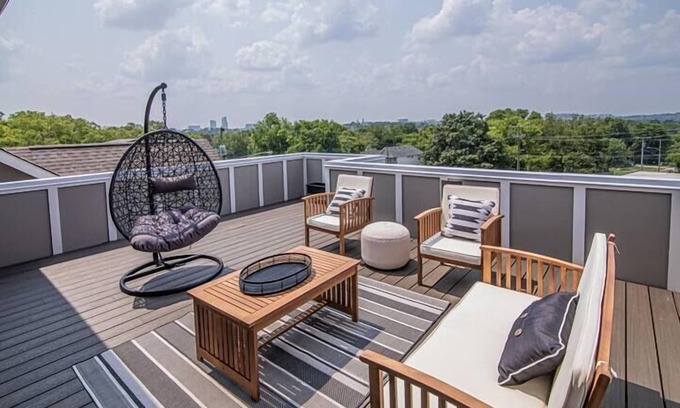 North Nashville House | Downtown Views Rooftop+Foosball+Townhome | Laville, Laville