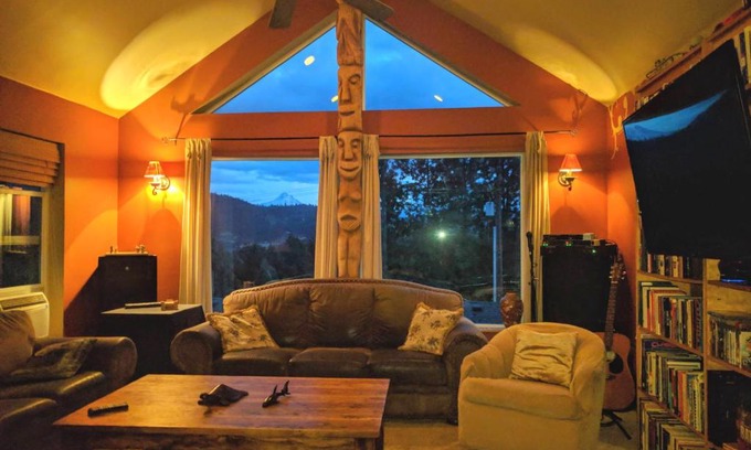 White Salmon House | Downtown White Salmon View Home
